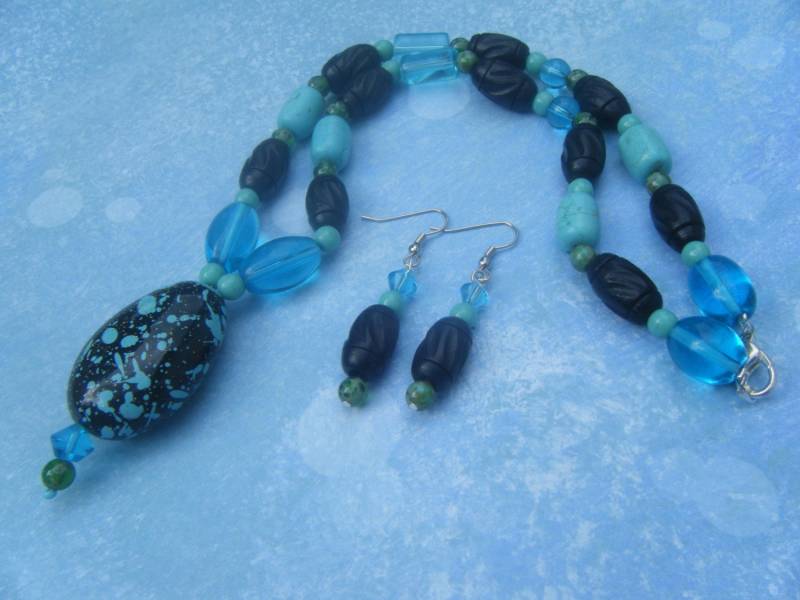 Blau Und Schwarz Perlen Halskette Ohrring Set Blau Und Schwarz Perlen Halskette Ohrring Set von AurosCrafts