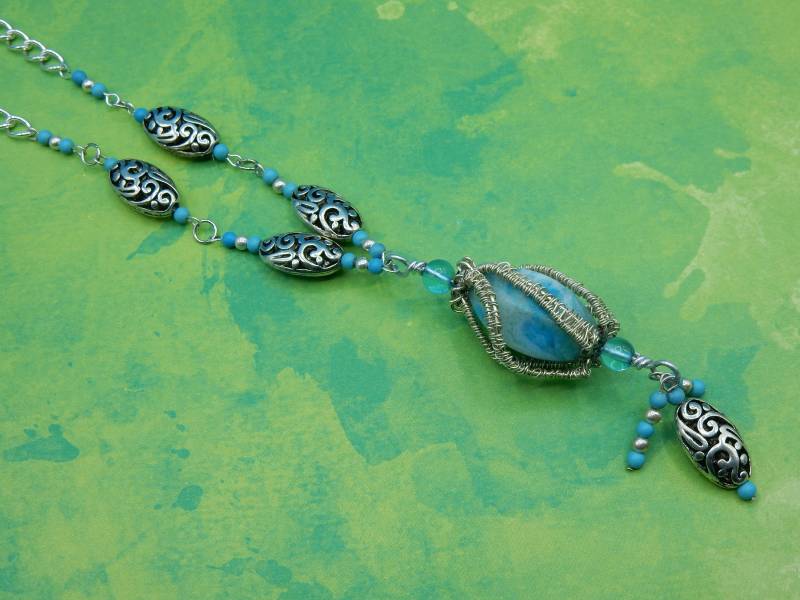 Blau Und Silber Draht-Wrap Halskette Blau Und Silber Draht-Wrap Halskette von AurosCrafts