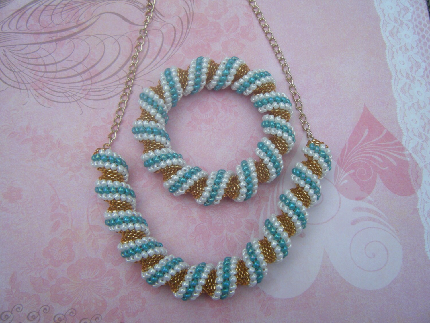 Cellini Spiralhalskette Und Armband in Petrol, Weiß Gold Cellini Spiralhalskette Und Armband in Petrol, Weiß Gold von AurosCrafts