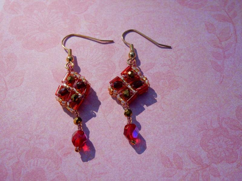 Kristall-Perle-Arbeit-Ohrringe Rot Und Gold Kristall-Perle-Arbeit-Ohrringe Rot Und Gold von AurosCrafts