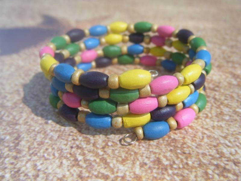Memory Draht Armband Mit Regenbogen Holz Perlen Memory Draht Armband Mit Regenbogen Holz Perlen von AurosCrafts