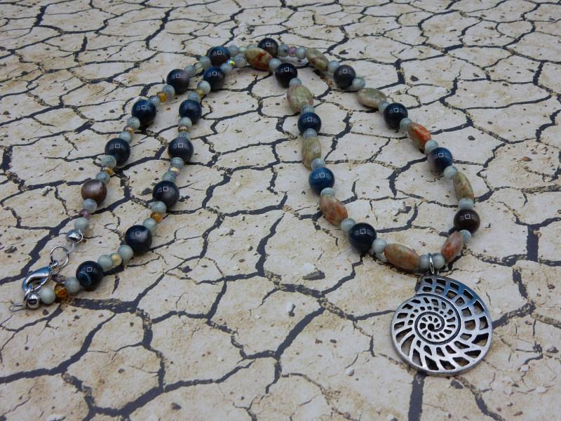 Mollusk Fossil Inspiriert Halskette Mollusk Fossil Inspiriert Halskette von AurosCrafts