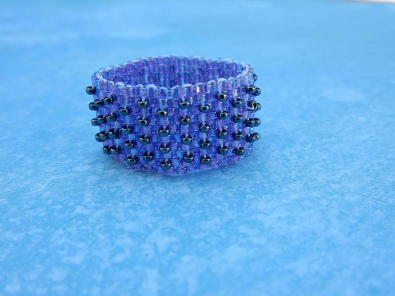 Perlenarbeit Ring Lila Und Schwarz Perlenarbeit Ring Lila Und Schwarz von AurosCrafts