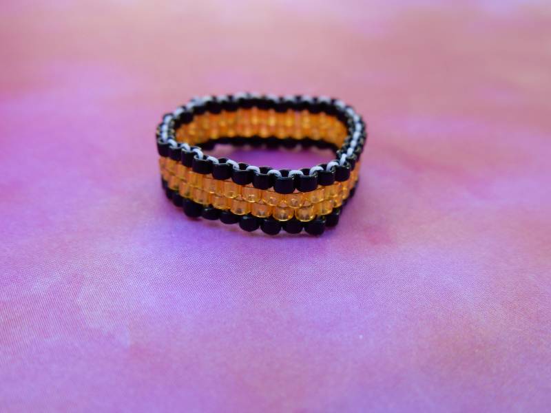 Perlenarbeit Ring Schwarz Und Gold Perlenarbeit Ring Schwarz Und Gold von AurosCrafts