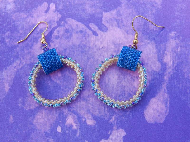 Reifen Perlen Arbeit Ohrringe Gold Blau Und Lila Reifen Perlen Arbeit Ohrringe Gold Blau Und Lila von AurosCrafts