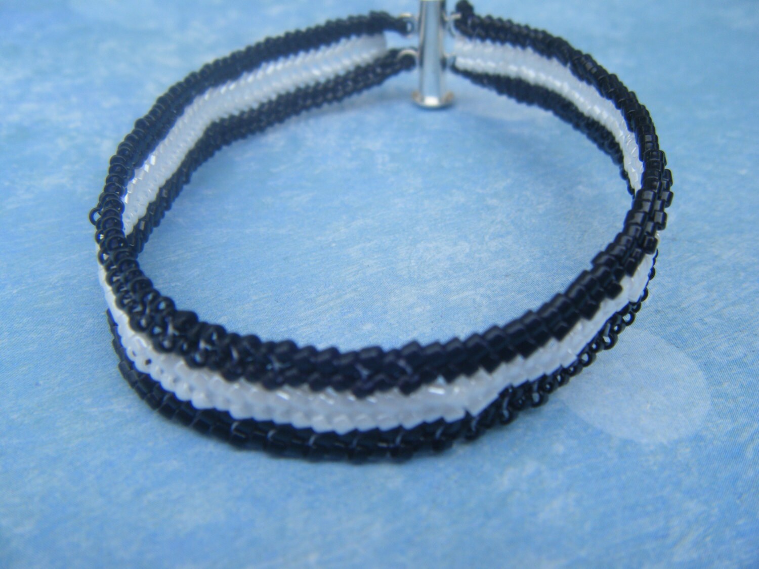 Schwarz Und Weiß Fischgrät Stich Armband Schwarz Und Weiß Fischgrät Stich Armband von AurosCrafts