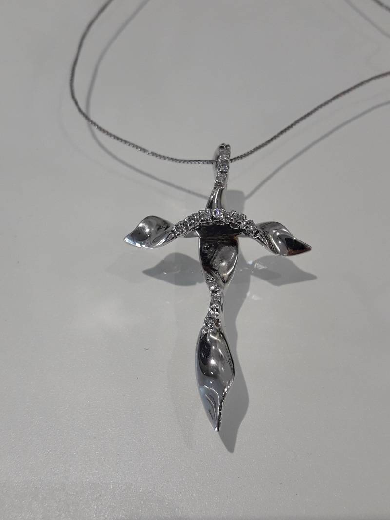 18 Karat Weißgold-Kreuz-Halskette Mit Diamanten Im Brillantschliff von AurumGioielli