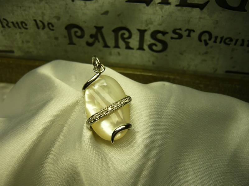 Anhänger Aus 18 K Weißgold Mit Perlmutt Und Diamanten Im Brillantschliff von AurumGioielli