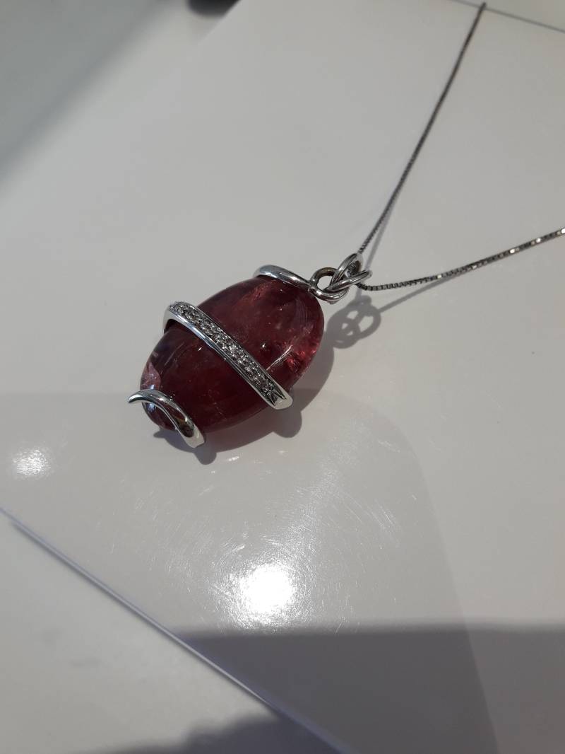 Anhänger Aus 18 Karat Weißgold Mit Natürlichem Turmalin Und Diamanten Im Brillantschliff von AurumGioielli