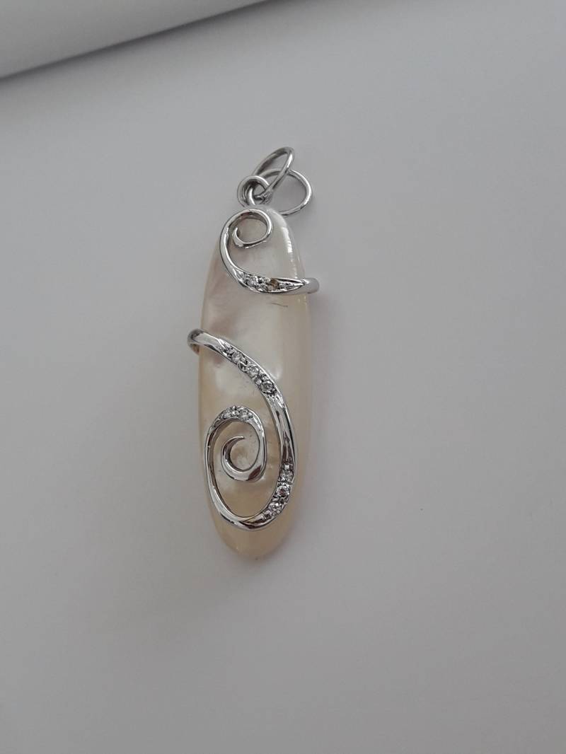 Anhänger Aus 18 Karat Weißgold Mit Perlmutt Und Diamanten Im Brillantschliff von AurumGioielli