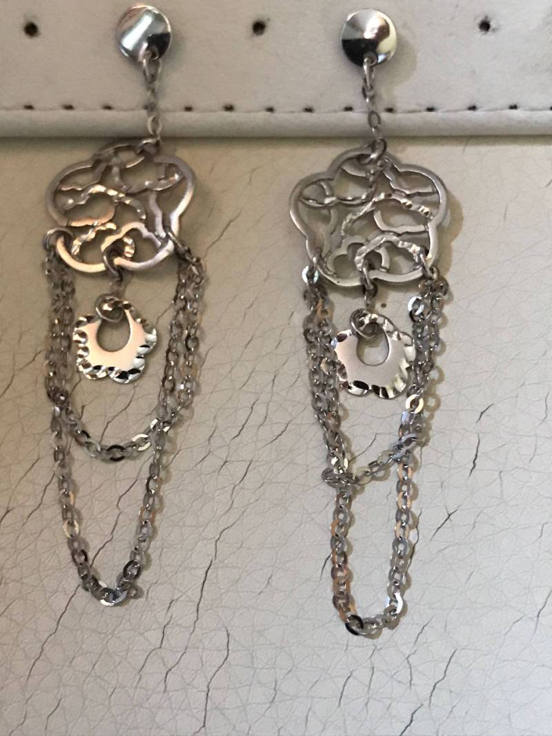 Anhängerohrringe Aus 18 K Weißgold Mit Stilisierter Blume Und Anhängerketten von AurumGioielli