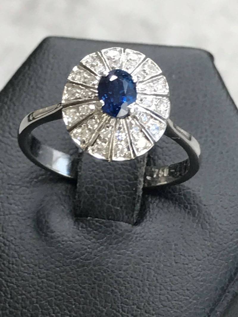 Ring Aus 18 K Weißgold Mit Zentralem Saphir Und Umrandung Diamanten von AurumGioielli