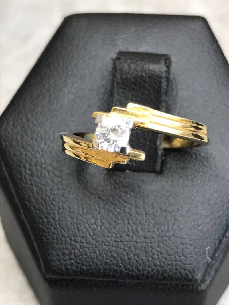 Ring Aus 18 Karat Gelbgold Mit Natürlichem Solitär-Diamant Im Brillantschliff von AurumGioielli