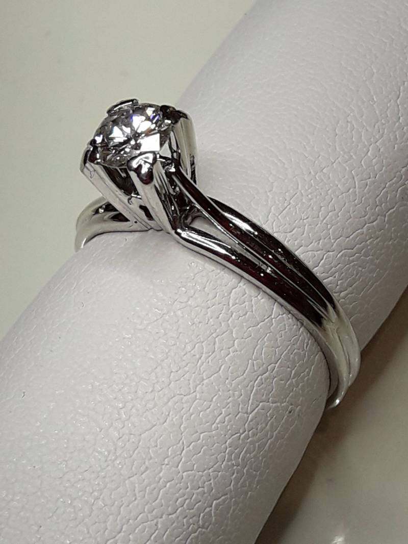 Ring Aus 18 Karat Weißgold Mit 0, 40 Solitärdiamant Im Brillantschliff von AurumGioielli