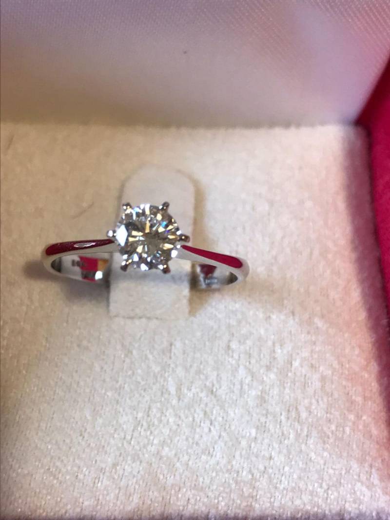 Ring Aus 18 Karat Weißgold Mit 0, 56 Natürlichem Diamanten Im Brillantschliff von AurumGioielli