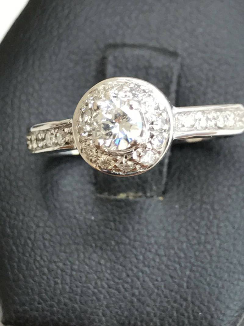 Ring Aus 18 Karat Weißgold Mit Natürlichen Diamanten Im Brillantschliff von AurumGioielli