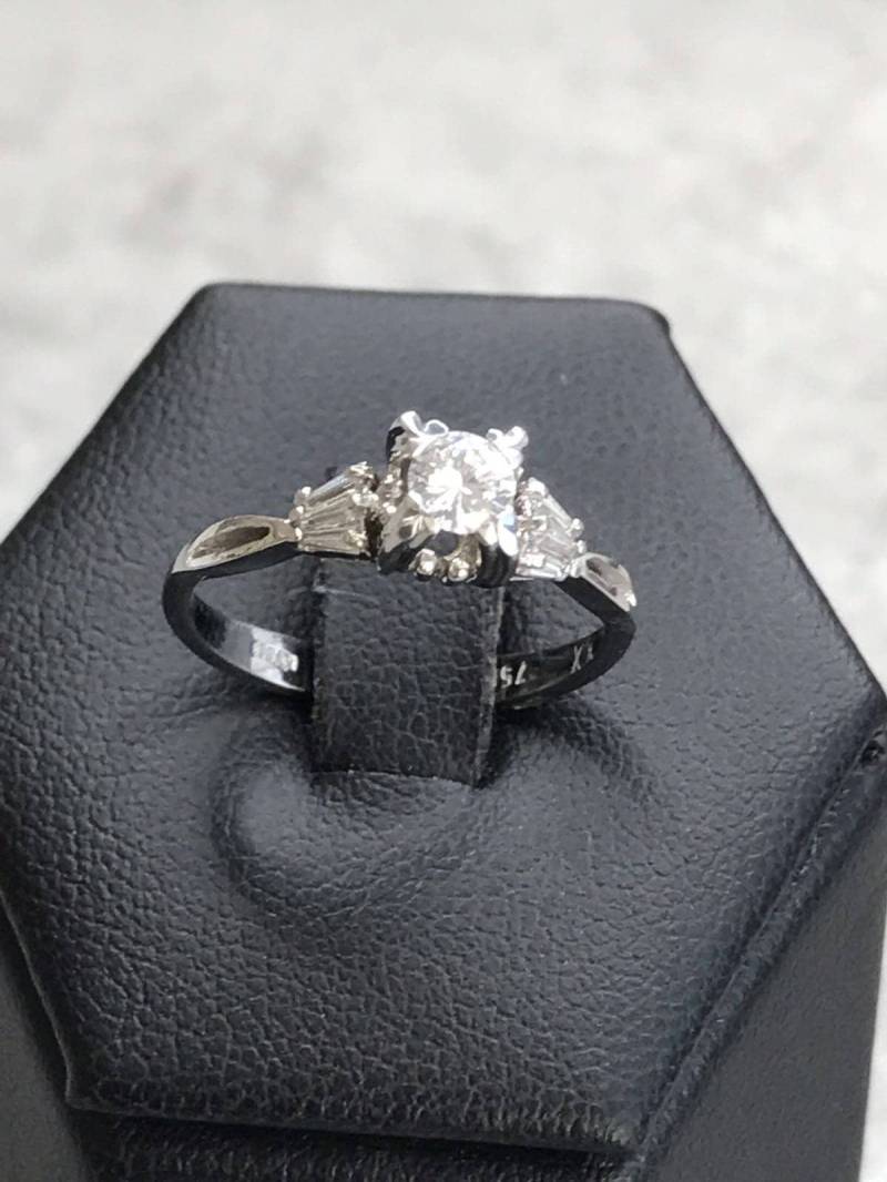 Ring Aus 18 Karat Weißgold Mit Natürlichen Diamanten von AurumGioielli