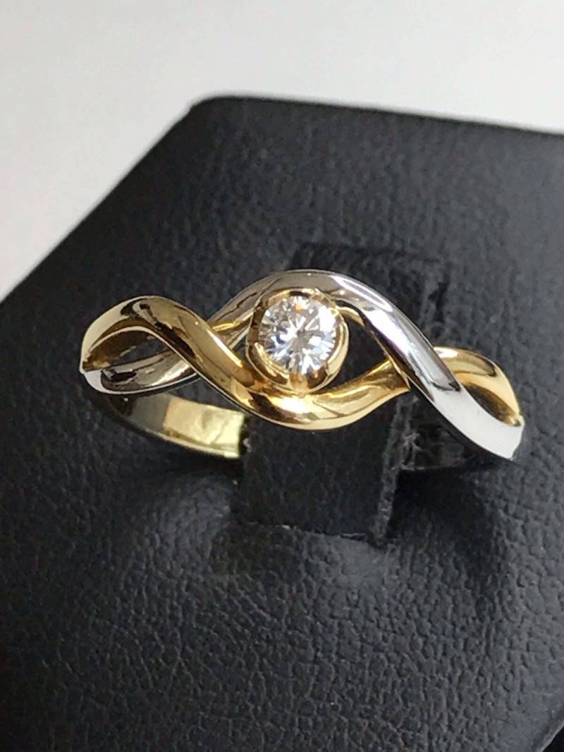 Ring Aus Weiß - Und Gelbgold Mit Einem Zentralen Diamanten Im Brillantschliff Von 0, 12 Karat von AurumGioielli