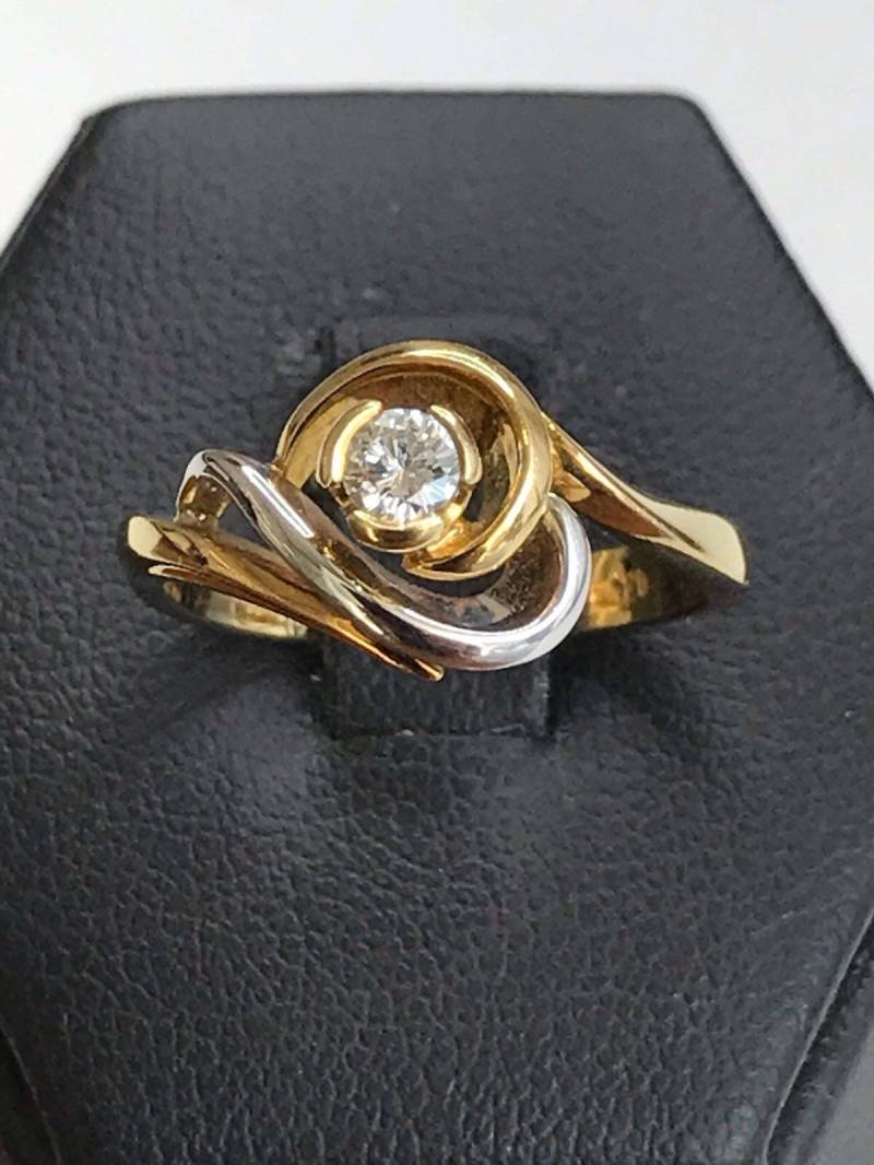 Solitärring Aus 18 Karat Gelb - Und Weißgold Mit Einem Diamanten Im Brillantschliff Von 0, 15 von AurumGioielli