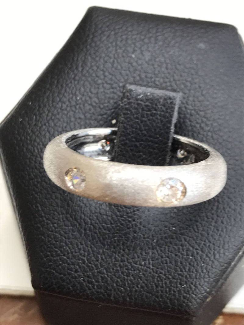 Trauring Aus 18 K Weißgold, Satiniert, Mit Natürlichen Diamanten Im Brillantschliff von AurumGioielli