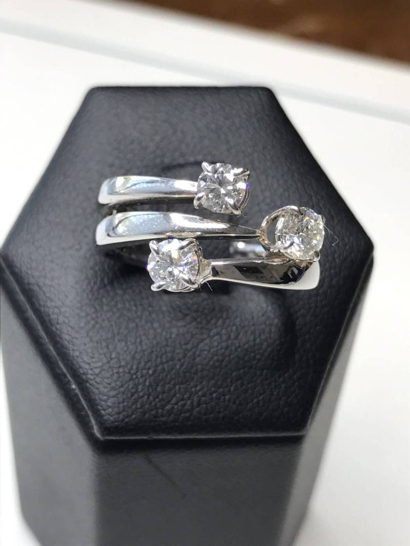 Trilogy-Ring Aus 18 Karat Weißgold Mit Natürlichen Diamanten Im Brillantschliff von AurumGioielli