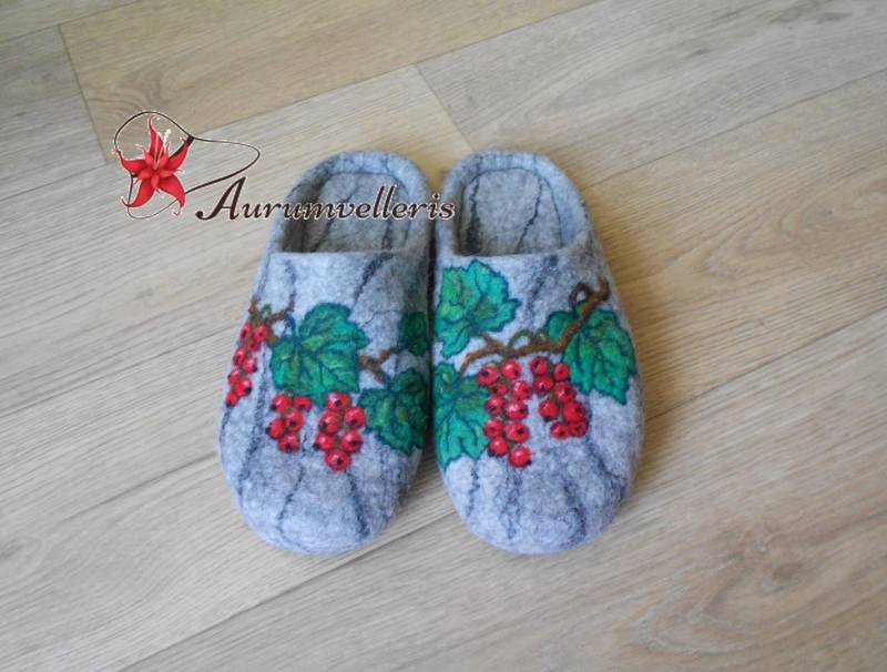 Gefilzte Hausschuhe Auf Bestellung Damen Wolle Grau Handgemachte Umweltfreundliche Damenschuhe Beeren Rote Johannisbeere Geschenk Für Sie von Aurumvelleris