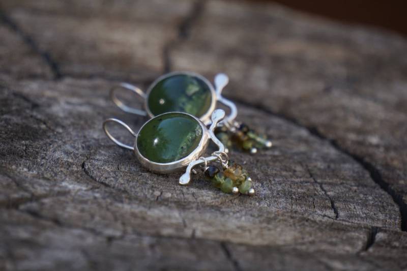 Silberne Metallschmiede Ohrringe Mit Grünem Chrysokoll Und Turmalin von AusmyteArt