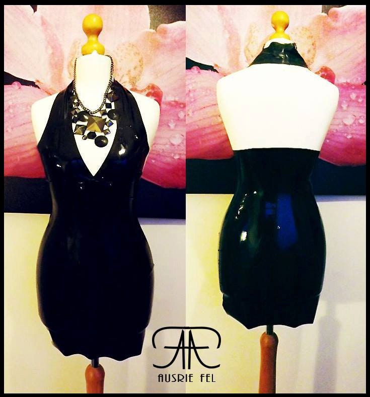 Latexkleid in Ultimativer Dunkelheit. Auf Bestellung von AusrieFel