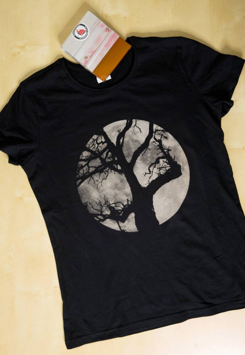 Full Moon - Woman Shirt Nature Print Tree Ladies Fit Goth Girl Art Grunge Outfit von AussenseiterDesignz