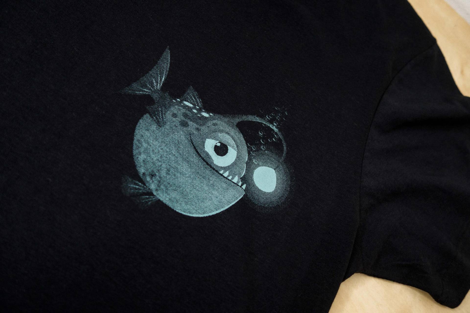 Handmade Angler Fish Shirt - Vintage Deep-Sea Design | 100% Cotton Eco-Friendly Discharge Print Unisex Fit von AussenseiterDesignz