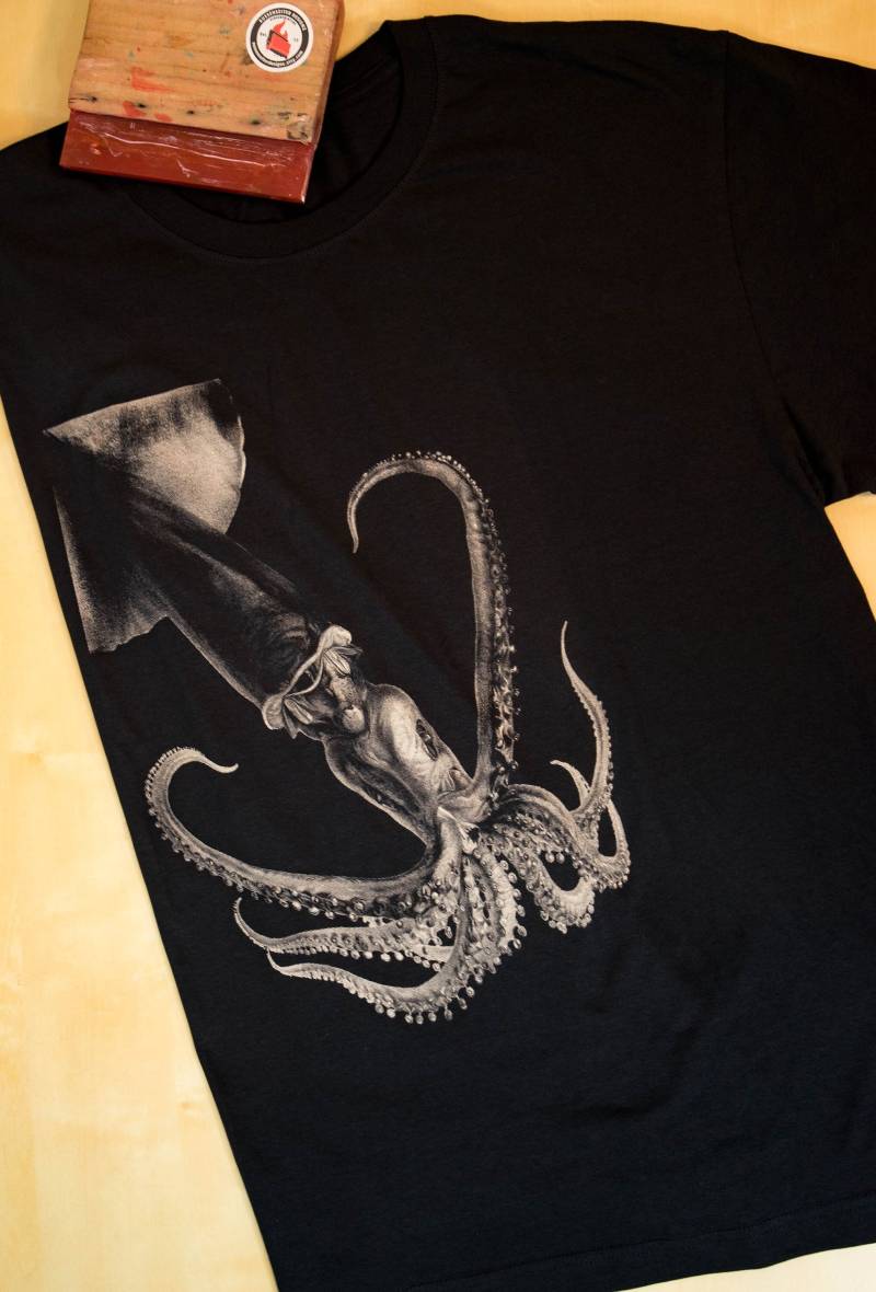 Handmade Kraken Shirt - Octopus Monster Design Vintage Look 100% Cotton Unique Discharge Print Nautical Print Unisex von AussenseiterDesignz