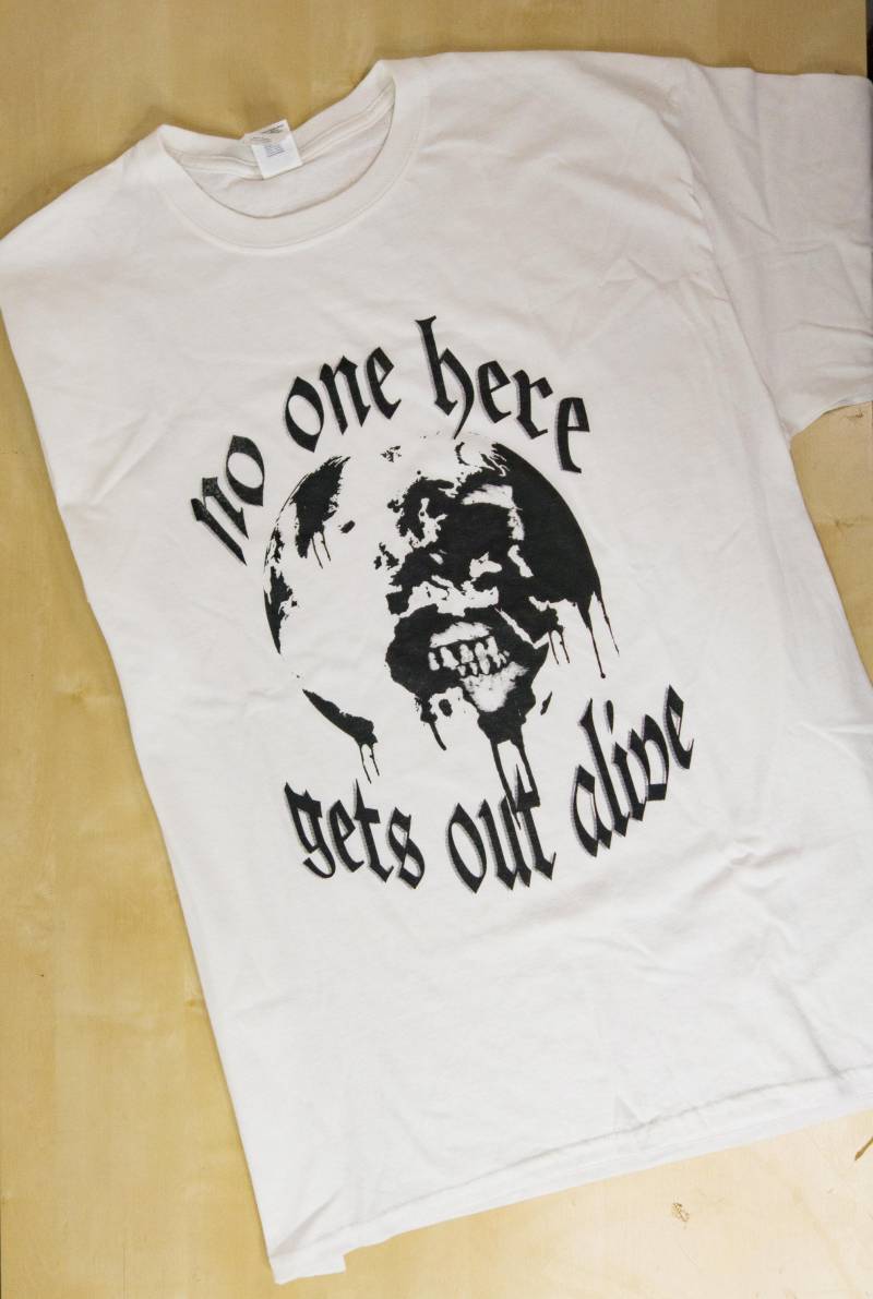 No One Here Gets Out Alive - Quote Shirt Jim Morrison Globe Skull Gothic Kleidung von AussenseiterDesignz