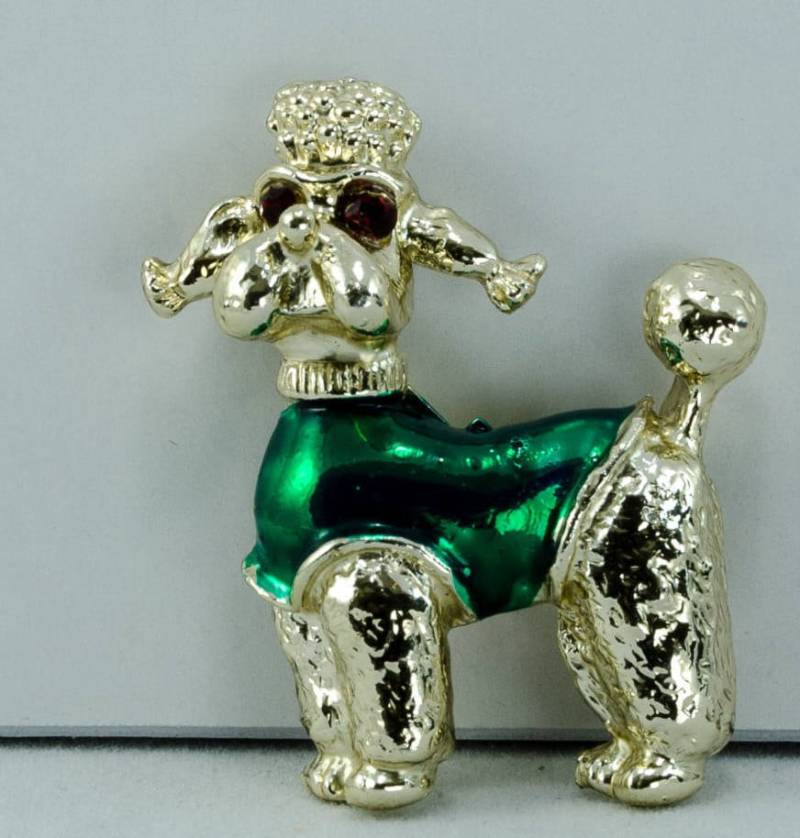 Gerrys Brooch Pin Poodle Standard Miniature Goldtone Mit Rotem Ruby Rhinestone Eyes Und Bright Green Jacket Gerrys Brooch Pin Poodle Standard Miniature Goldtone Mit Rotem Ruby Rhinestone Eyes Und Bright Green Jacket von AussieMagic