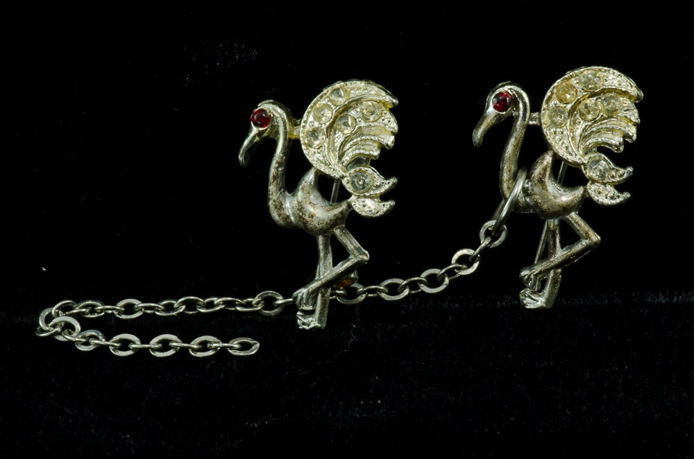 Jahrgang 1950 Flamingo Paar Aus Verbinden Silber Getönten "C" Zu Fangen, Entzückende Pins, Die Separat Oder Pullover Halter Getragen Werden Als Jahrgang 1950 Flamingo Paar Aus Verbinden Silber Getönten "C" Zu Fangen, Entzückende Pins, Die Separat Oder Pullover Halter Getragen Werden Als von AussieMagic