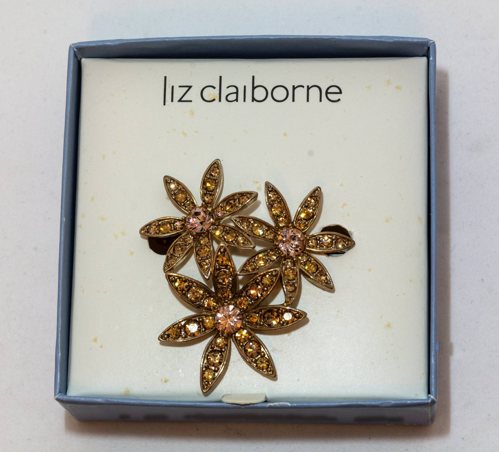 Liz Claidose Brosche 1970Er Jahre, Goldfarben, Mit Hellrosa Strass in Dreifachen Blumen Liz Claidose Brosche 1970Er Jahre, Goldfarben, Mit Hellrosa Strass in Dreifachen Blumen von AussieMagic