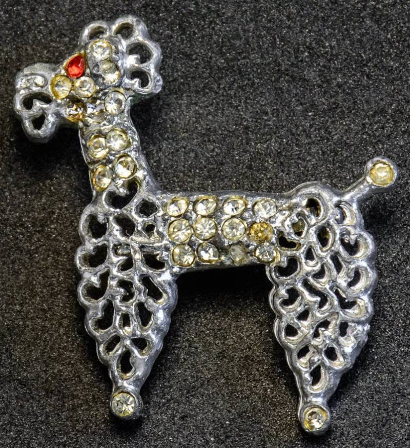 Standard Pudel Silberfarbene Strass Fillagree Brosche Pin Standard Pudel Silberfarbene Strass Fillagree Brosche Pin von AussieMagic