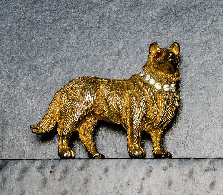 Vintage 1950 Nemo Collie Brosche Topf Metall Gold Ton Facette Klare Stein Kragen Rote Augen & Arbeitsrohr Runde Scharnier Mit Moderner von AussieMagic