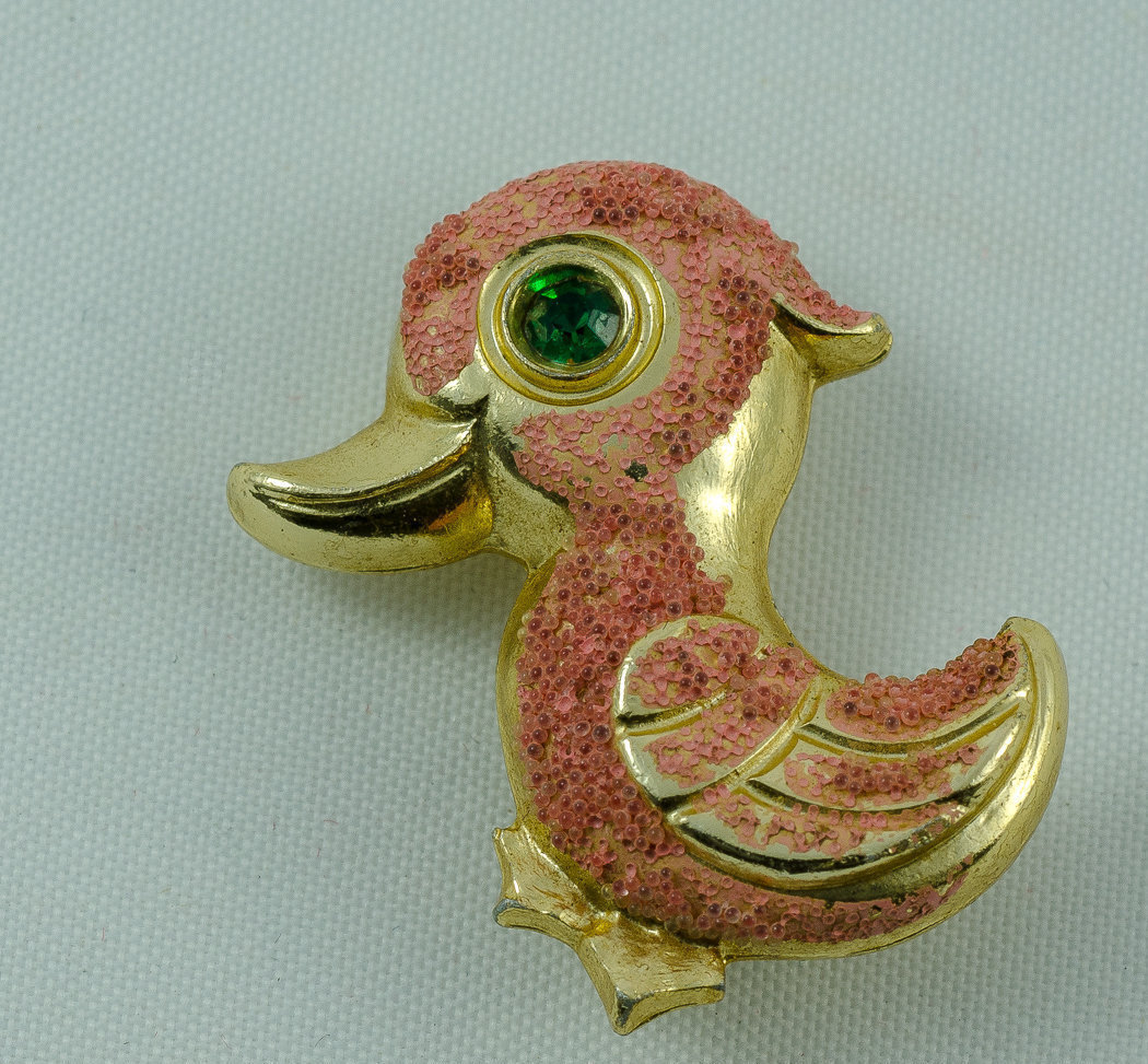 Vintage 1950S Pin Brosche Pink Flock Goldfarbenes Metall Mit Grünem Strass Vintage 1950S Pin Brosche Pink Flock Goldfarbenes Metall Mit Grünem Strass von AussieMagic
