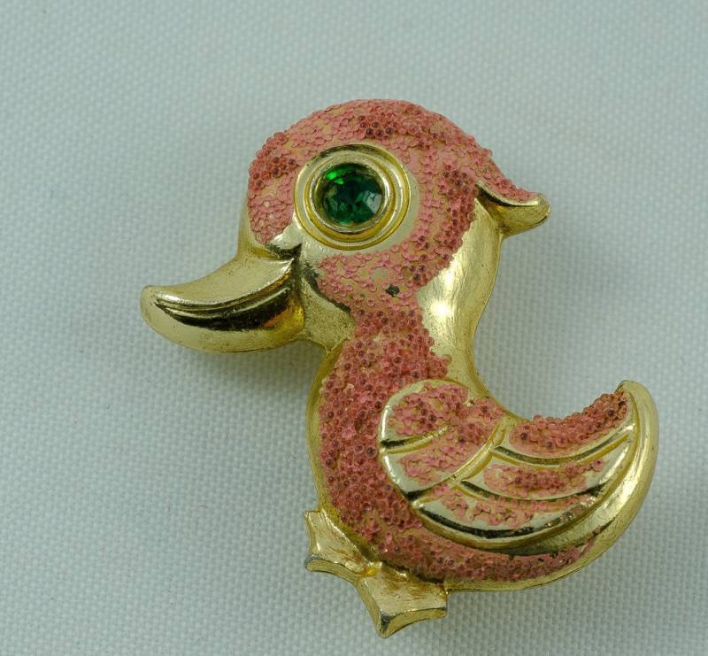 Vintage 1950S Pin Brosche Pink Flock Goldfarbenes Metall Mit Grünem Strass Vintage 1950S Pin Brosche Pink Flock Goldfarbenes Metall Mit Grünem Strass von AussieMagic
