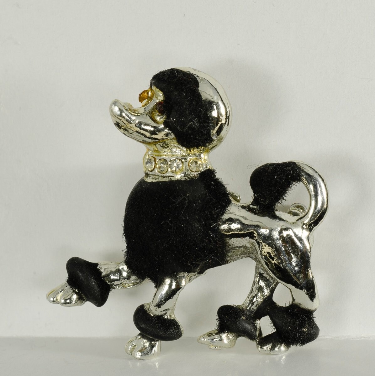 Vintage Schwarze Pudel Tänzelnde Show Cut Beflockt Brosche von AussieMagic