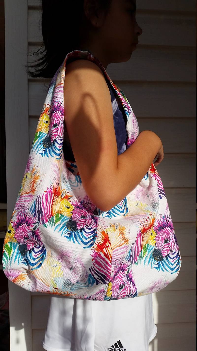 Wendebare Gefütterte Einkaufstasche, Hobotasche, Wiederverwendbare Lebensmittelgeschäfttasche, Markttasche, Bibliothekstasche - Bunte Zebras von Aussiebeeinyabonnet