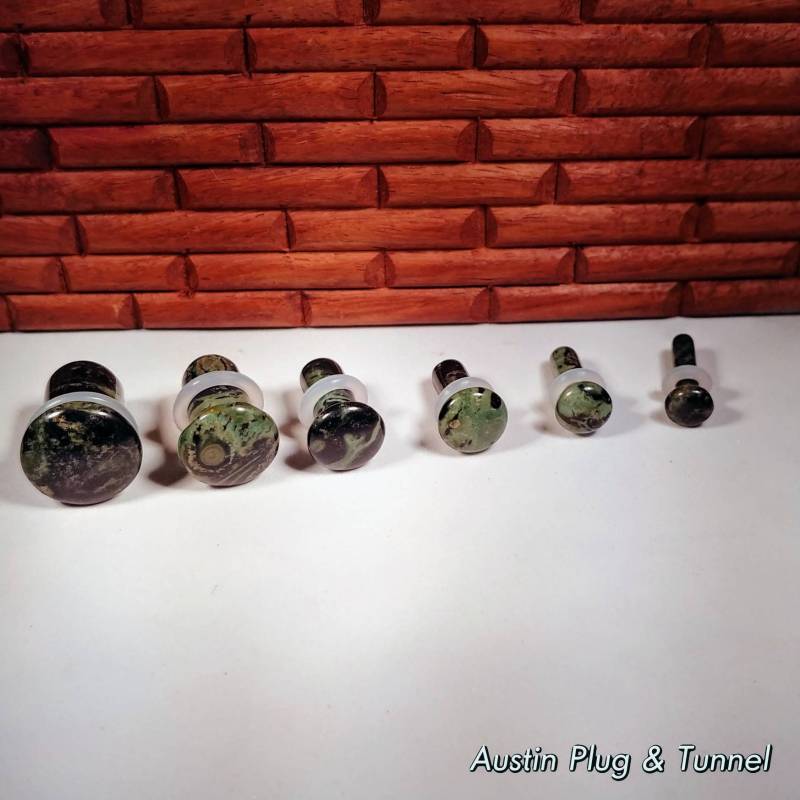 Grün Augen Jaspis Stein Plugs Single Flare, Gestreckter Ohrschmuck | Paar von AustinPlugAndTunnel
