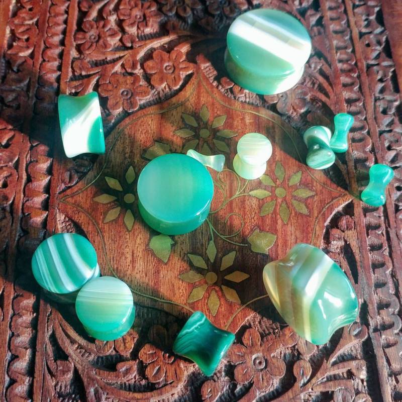Grüner Streifen Achat Stein Plugs Double Flare Gestreckter Ohrschmuck von AustinPlugAndTunnel