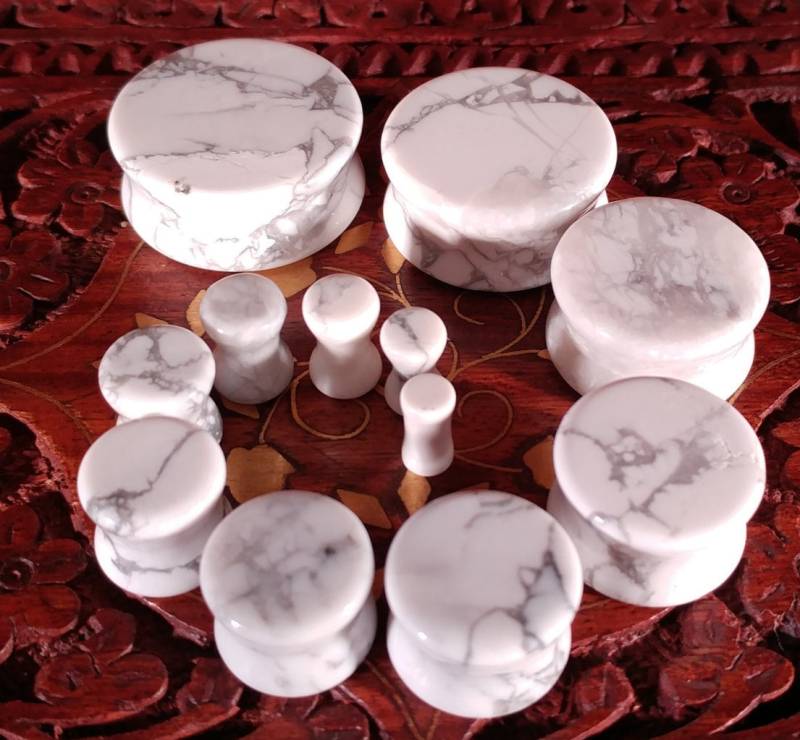 Howlite Stein Plugs Natürliche Double Flare Gauges | Paar von AustinPlugAndTunnel