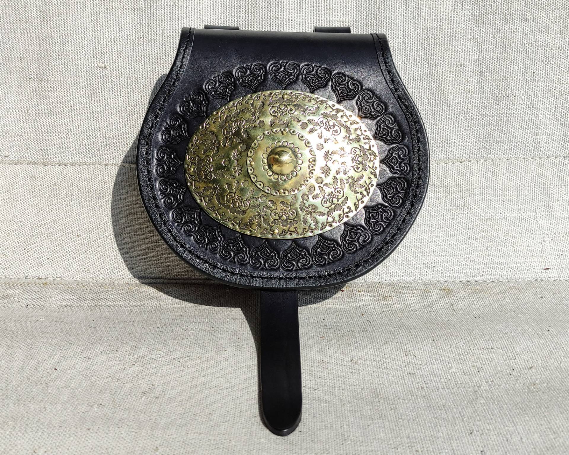 Gürteltasche Aus Leder Mit Orientalisch Inspirierter Messingscheibe Gürteltasche Aus Leder Mit Orientalisch Inspirierter Messingscheibe von Autaris