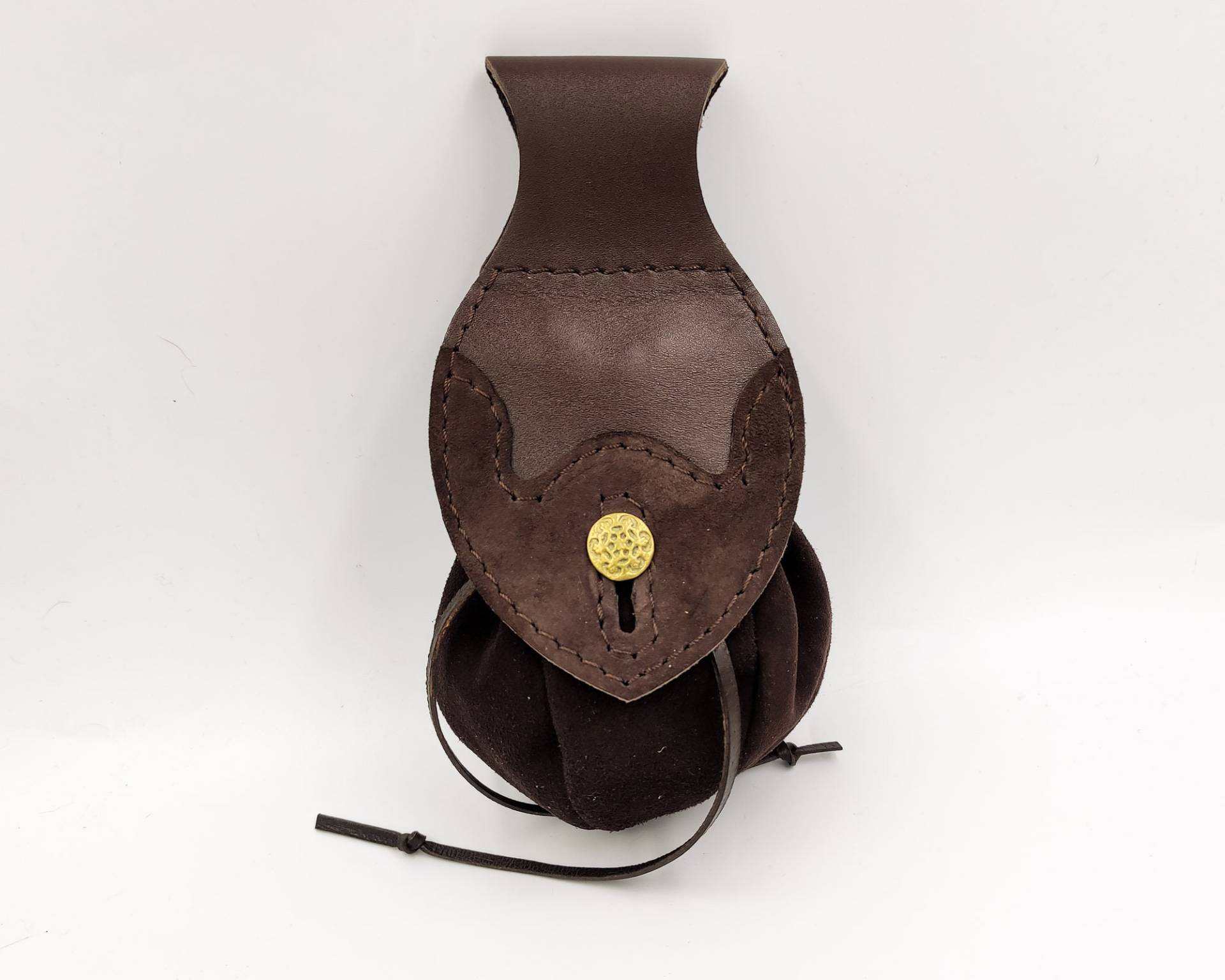 Gürteltasche Mit Klappe Und Messingknopf Gürteltasche Mit Klappe Und Messingknopf von Autaris