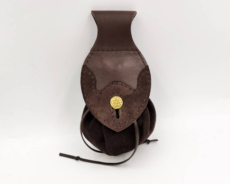 Gürteltasche Mit Klappe Und Messingknopf Gürteltasche Mit Klappe Und Messingknopf von Autaris
