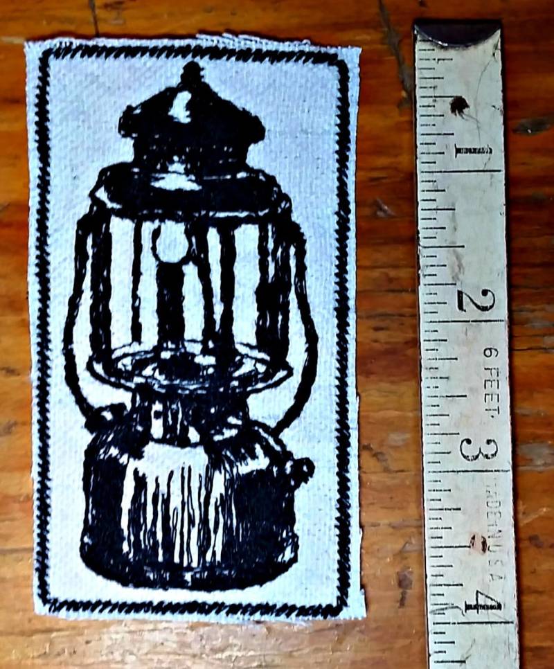 Handgefertigte Gestickte Vintage Grafik Camping Laterne Upcycled Eisen Auf Jacke Hut Canvas Patch von AuthenticEmbroidery
