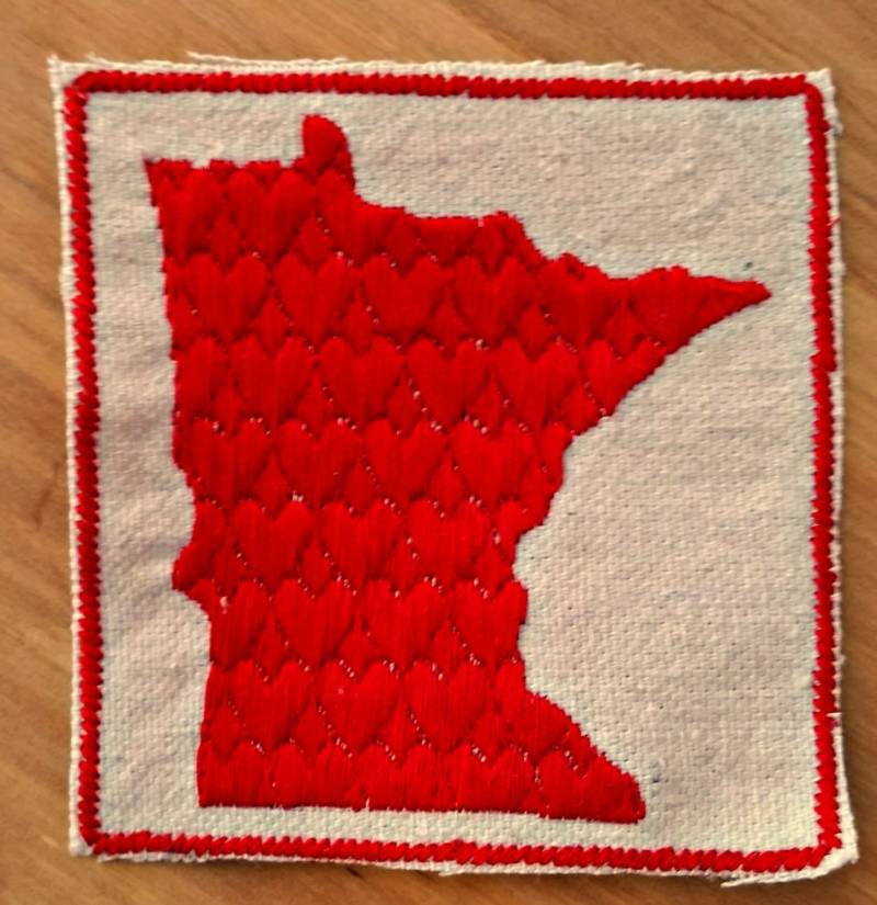 Handgefertigtes, Gesticktes Herz Minnesota Upcycled Canvas Jacket Patch von AuthenticEmbroidery