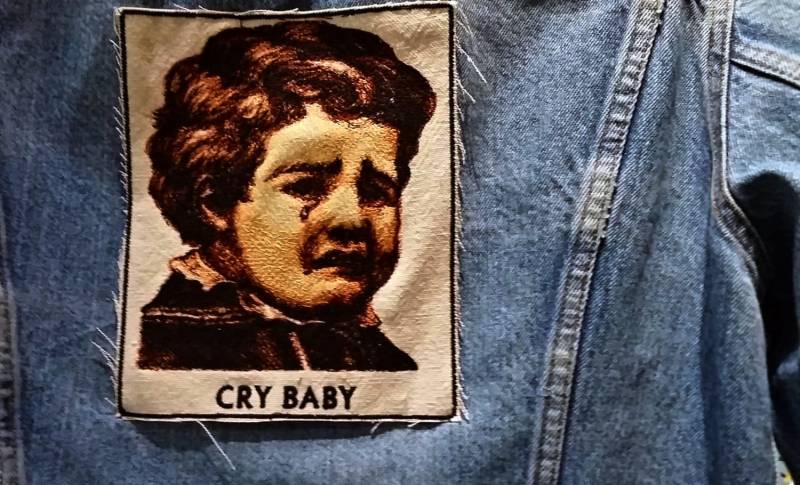 Handgemachte Bestickte Vintage Grafik Cry Baby Upcycled Canvas Bügelbild Jacke Aufnäher von AuthenticEmbroidery